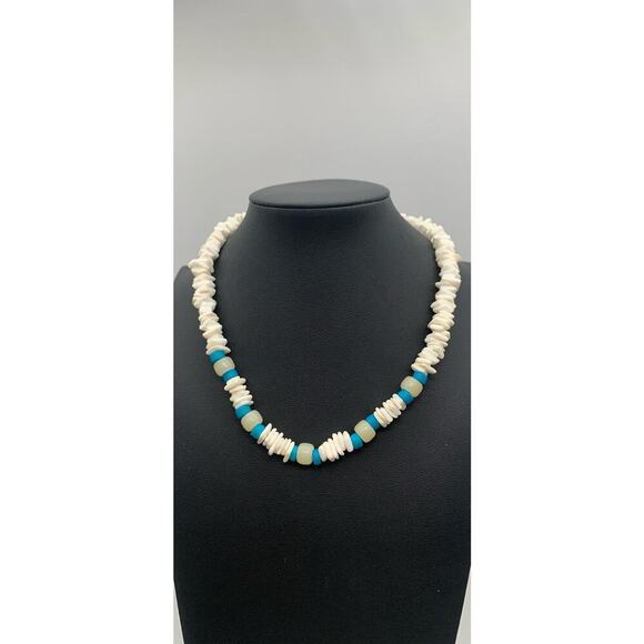 Vintage White Shell Necklace With Turquoise Blue Accents Barrel Closure - Picture 2 of 4